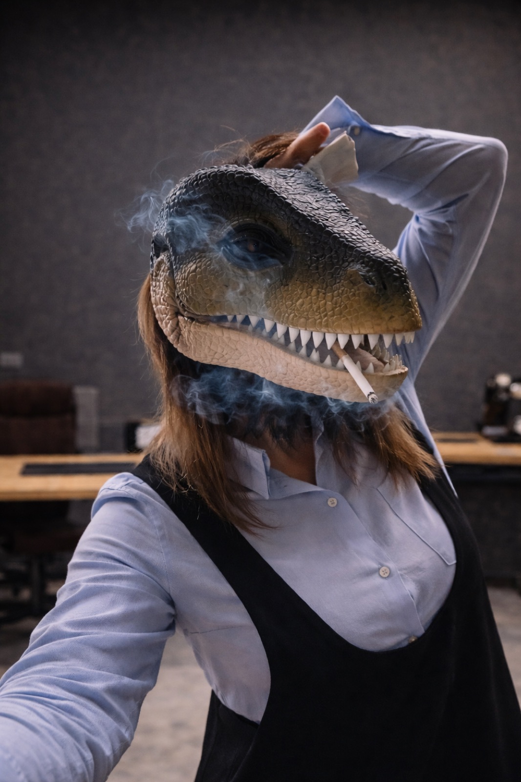 Ritratto ironico di Mariella De Guglielmo con maschera da dinosauro.