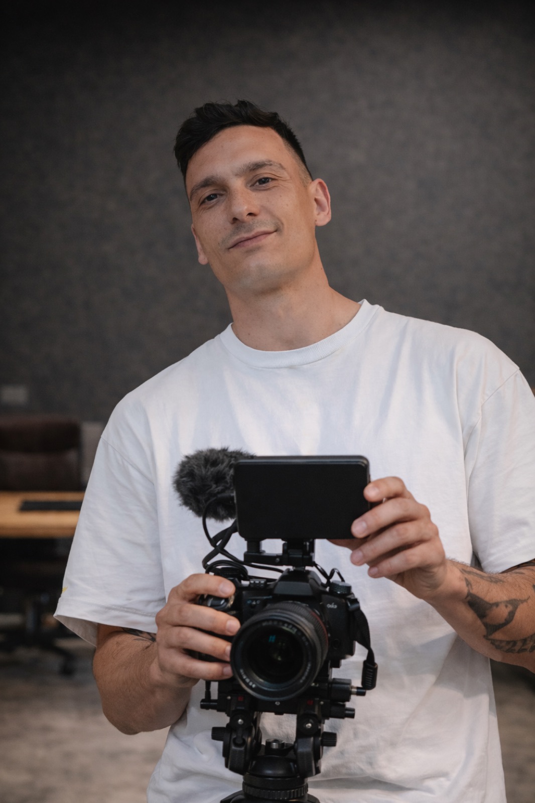 Alessandro Truffarelli con una videocamera professionale.